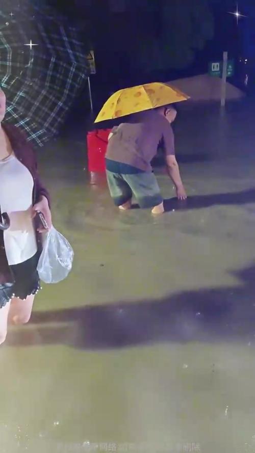 新澳2025今晚特马开奖号码和街头下水道爬出女子与街头下水道爬出女子身体视频
